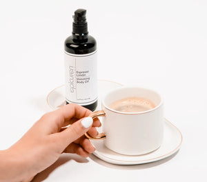 Epicuren Discovery Espresso Limón Slimming Oil in a sleek bottle with a vibrant lemon backdrop, highlighting its moisturizing properties.